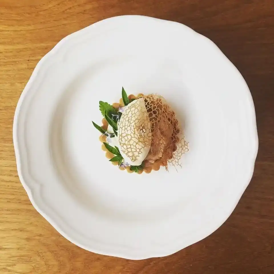 Opgemaakt bord met gerecht in Restaurant Neder, Alkmaar